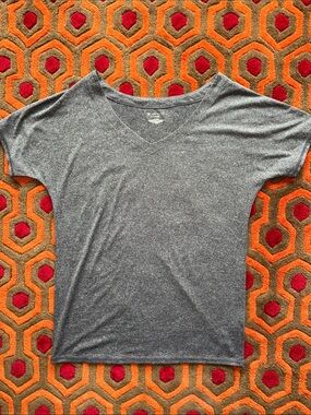 MAKE OFFER! Tek Gear Gray V-Neck Short Sleeve Top Medium Shirt